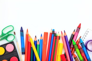 Beyaz arka planda okul malzemeleri