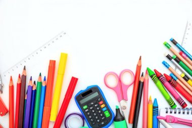 Beyaz arka planda okul malzemeleri