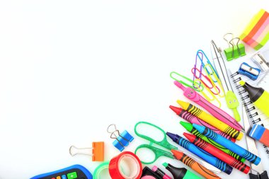 Beyaz arka planda okul malzemeleri