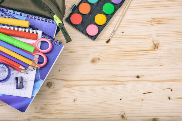 Fournitures scolaires sur fond en bois — Photo