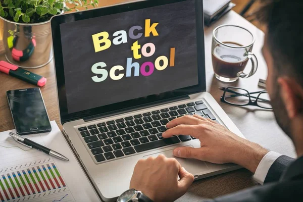 Koncepcja Webinar - powrót do szkoły na ekranie laptopa — Zdjęcie stockowe