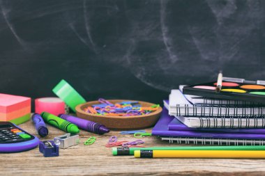 Okul malzemeleri ahşap bir masa üzerine