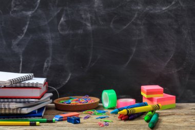 Okul malzemeleri ahşap bir masa üzerine