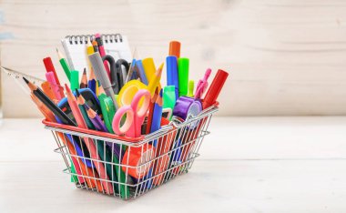 Alışveriş sepeti beyaz arka plan üzerinde okul