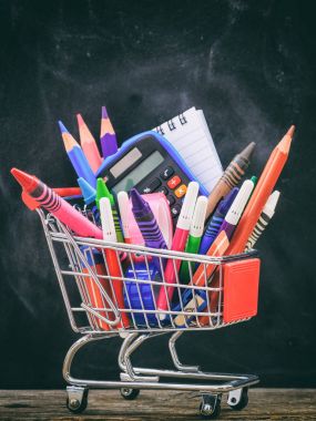 Blackboard arka plan üzerinde okul alışveriş sepeti