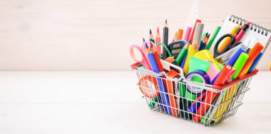 Alışveriş sepeti beyaz arka plan üzerinde okul