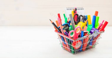 Alışveriş sepeti beyaz arka plan üzerinde okul
