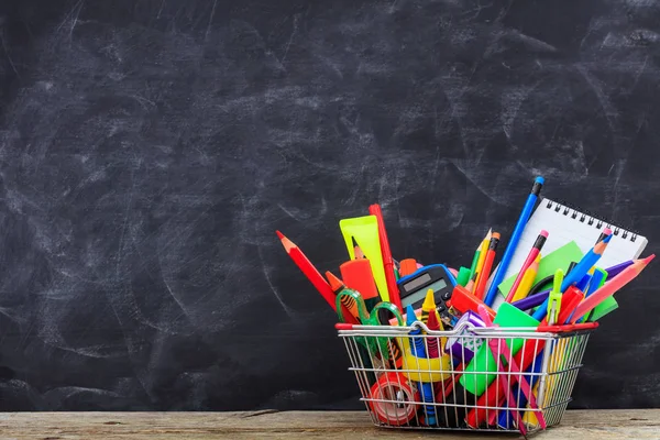 Scuola carrello della spesa su sfondo lavagna — Foto Stock