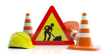 Trafik konileri ve işareti ve baret beyaz arka plan üzerinde. 3D çizim
