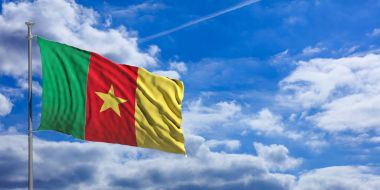 Kamerun bayrağı mavi gökyüzü arka plan üzerinde. 3D çizim