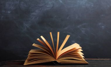 Blackboard arka plan üzerinde Vintage Kitap