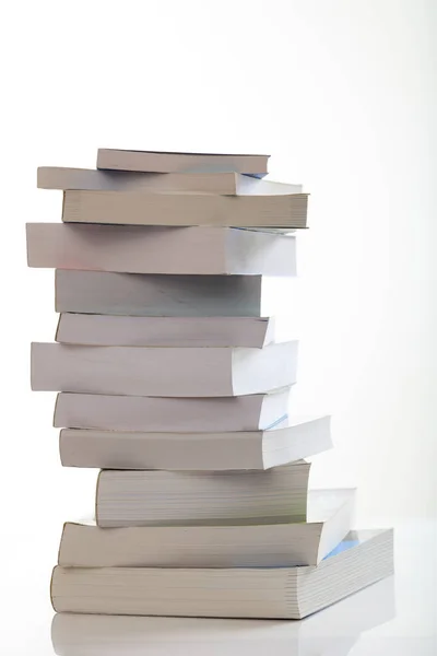 Pila de libros sobre fondo blanco — Foto de Stock