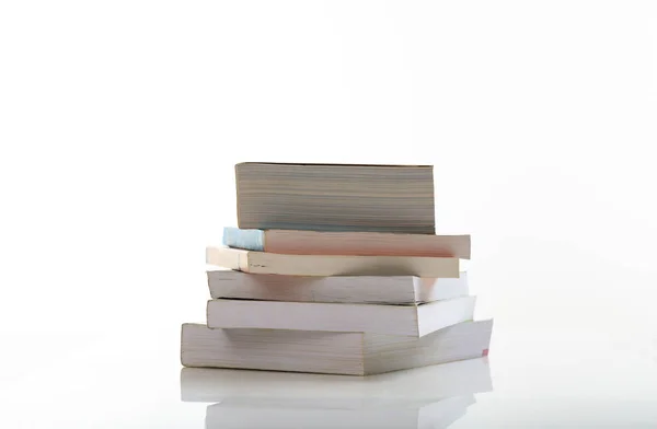 Pila de libros sobre fondo blanco — Foto de Stock