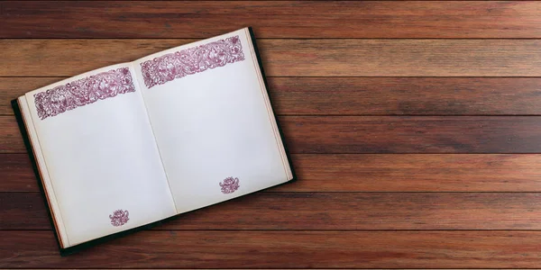 A fából készült háttér - másol hely nyitott vintage könyv — Stock Fotó