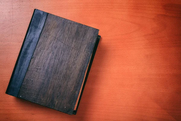 Libro vintage su sfondo di legno - spazio copia — Foto Stock