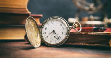 Kitaplar Vintage ve koyu arka plan üzerinde cep saati