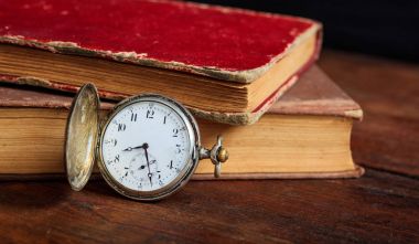 Kitaplar Vintage ve koyu arka plan üzerinde cep saati
