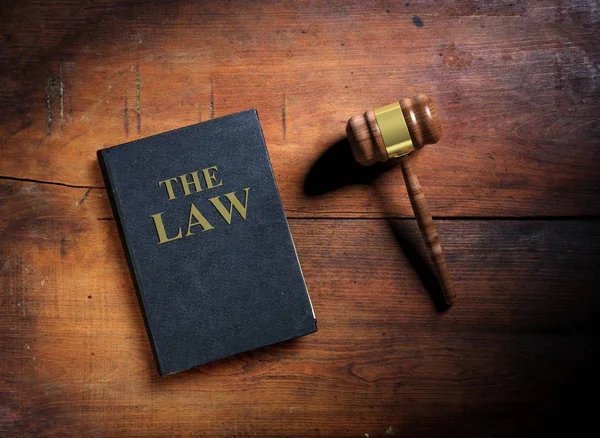 Law book and gavel on wooden background. 3d illustration — Stock Photo, Image