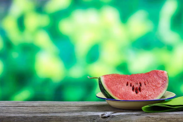 Wassermelonenscheibe auf einem Holztisch — Stockfoto