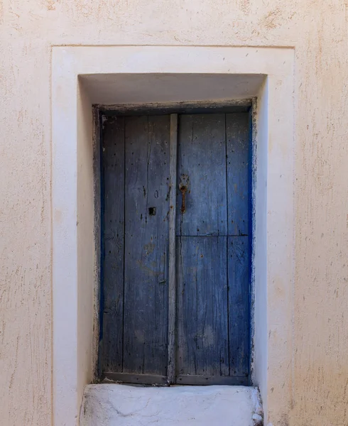 Porte bleue en bois dans un village grec — Photo