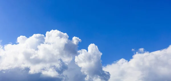 พื้นหลังฟ้าเมฆสีฟ้า — ภาพถ่ายสต็อก
