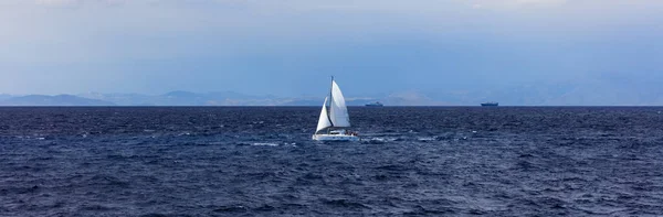 Barco à vela em um céu azul e fundo do mar — Fotografia de Stock