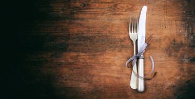 ahşap zemin üzerinde tablo ayarı