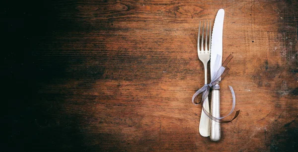 ahşap zemin üzerinde tablo ayarı