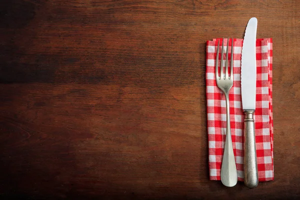 ahşap zemin üzerinde tablo ayarı