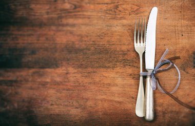 ahşap zemin üzerinde tablo ayarı