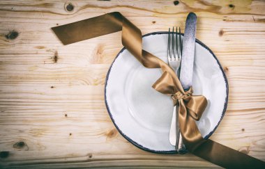 ahşap zemin üzerinde tablo ayarı