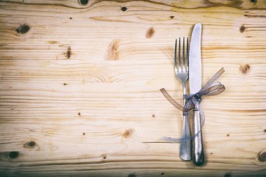 ahşap zemin üzerinde tablo ayarı