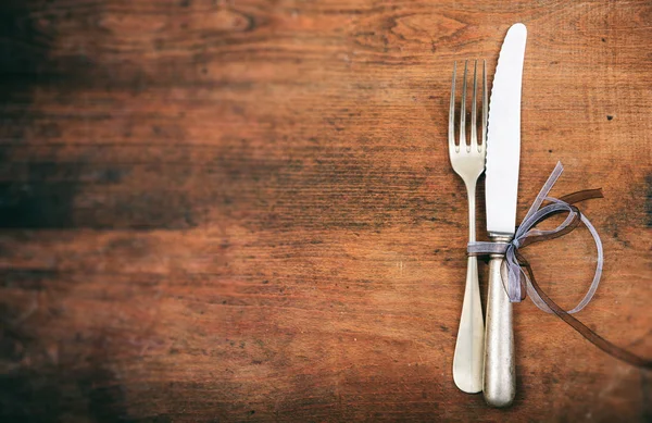 ahşap zemin üzerinde tablo ayarı