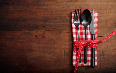 ahşap zemin üzerinde tablo ayarı