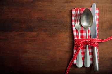 ahşap zemin üzerinde tablo ayarı