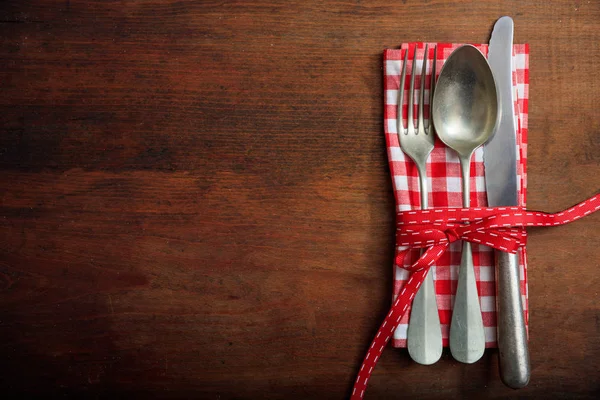 ahşap zemin üzerinde tablo ayarı