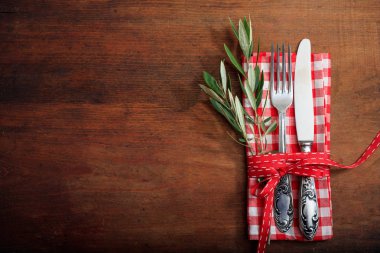 ahşap zemin üzerinde tablo ayarı