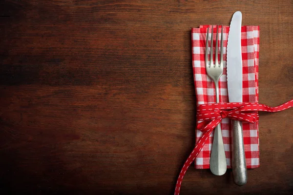 ahşap zemin üzerinde tablo ayarı