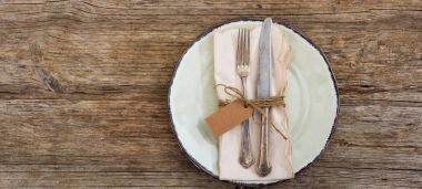 Tsg ahşap arka plan üzerinde tablo ayarı