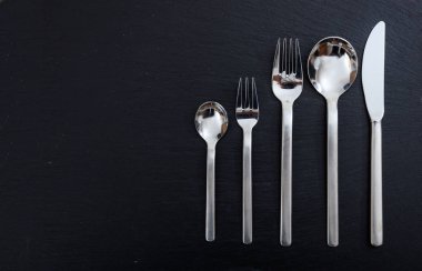 Siyah arka plan üzerine izole çatal bıçak takımı
