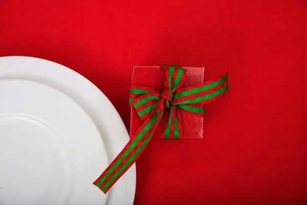 Detalle de ajuste de mesa y regalo en mantel rojo — Foto de Stock