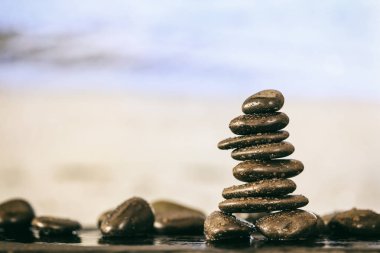 Zen taş yığını plaj zemin üzerine