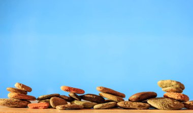 Zen taşlar satır mavi zemin üzerine