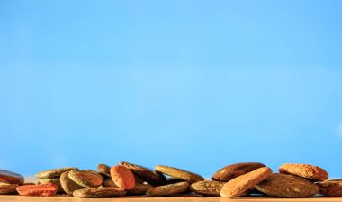 Zen taşlar satır mavi zemin üzerine