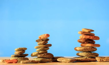 Zen yığınları mavi zemin üzerine taş