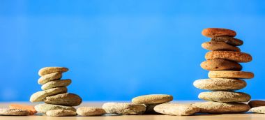 Zen taş yığını mavi gökyüzü ve deniz arka plan