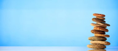 Zen taş yığını üzerinde mavi arka plan