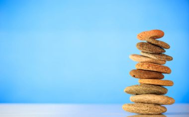 Zen taş yığını üzerinde mavi arka plan