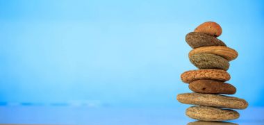 Zen taş yığını üzerinde mavi arka plan