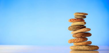 Zen taş yığını üzerinde mavi arka plan